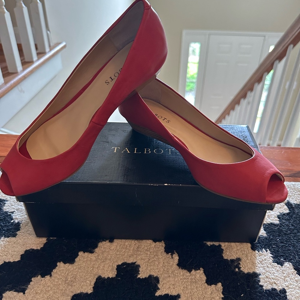 TALBOTS open toe, small wedge shoe, Size 8.5m
